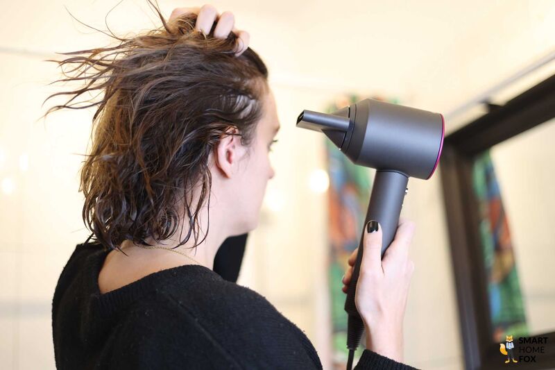 Haare trocknen mit Föhn